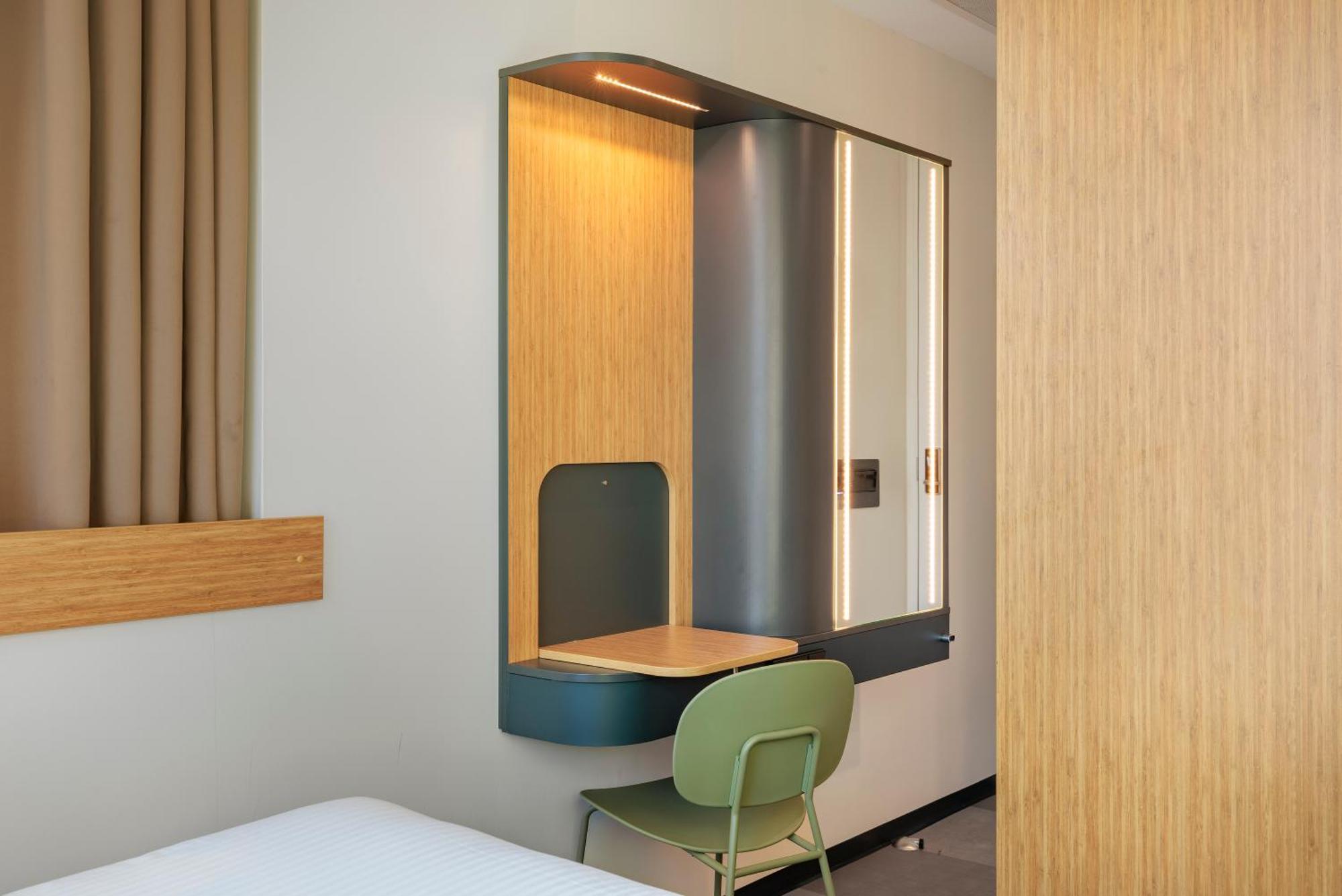Maxhotel Amsterdam Airport Schiphol - Recently Renovated Хоофдорп Стая снимка